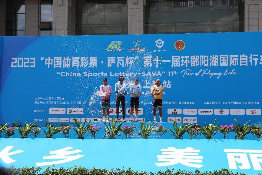 运动员在领奖台上开香槟庆祝