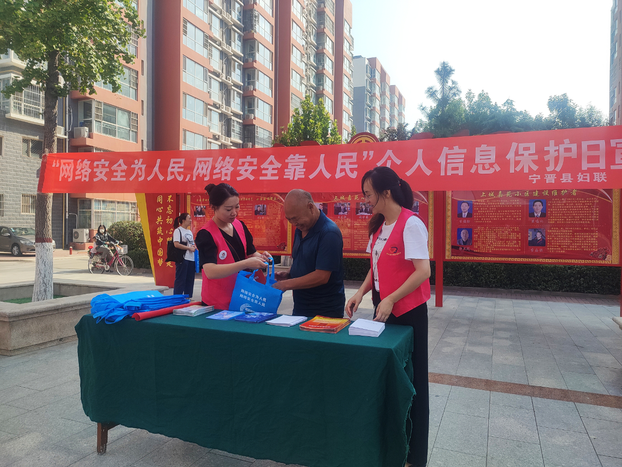 邢台:宁晋县换马店镇举行“产业振兴、助农兴农”平安“振兴保”捐赠活动