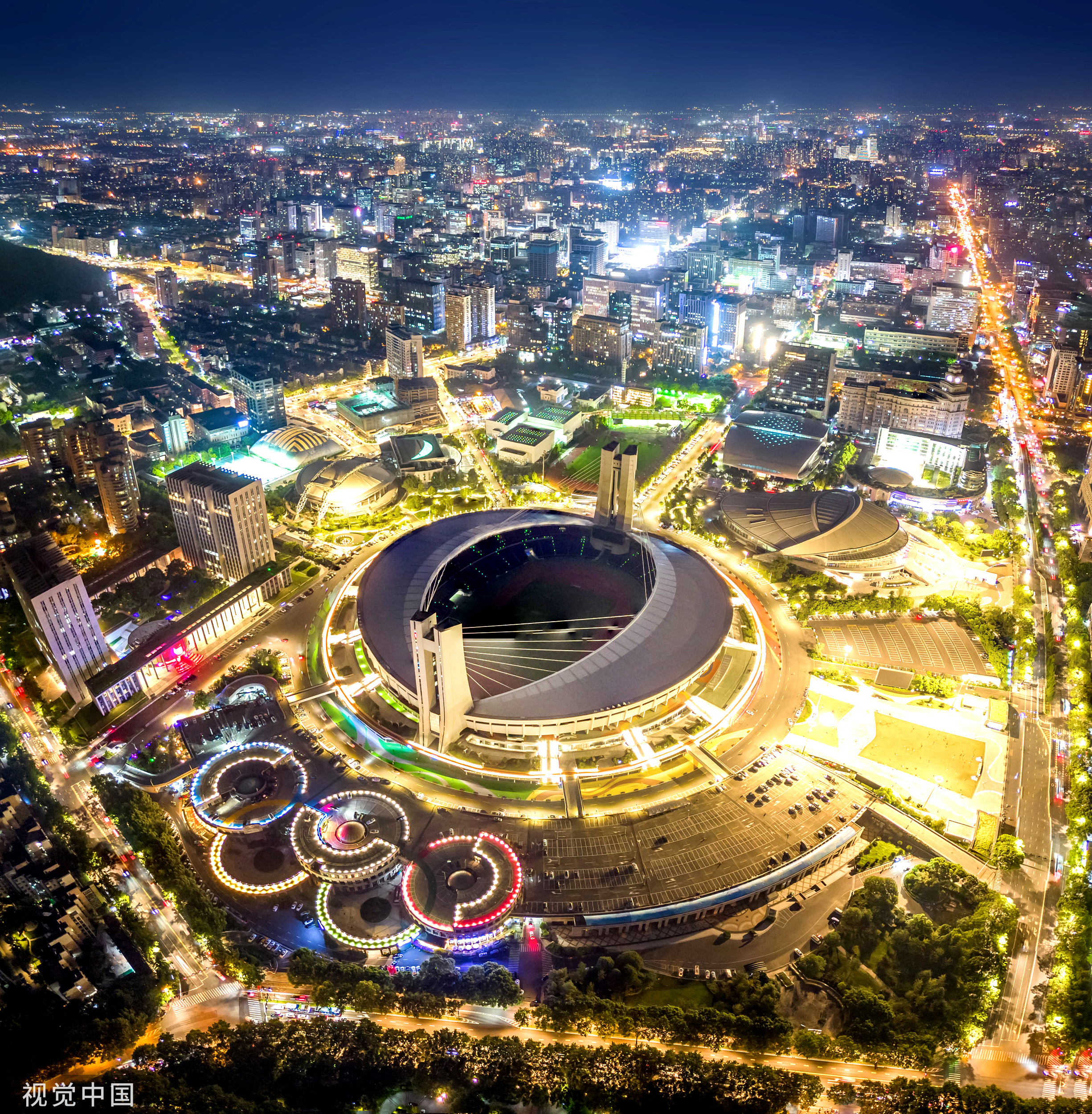 杭州黄龙体育中心夜景。