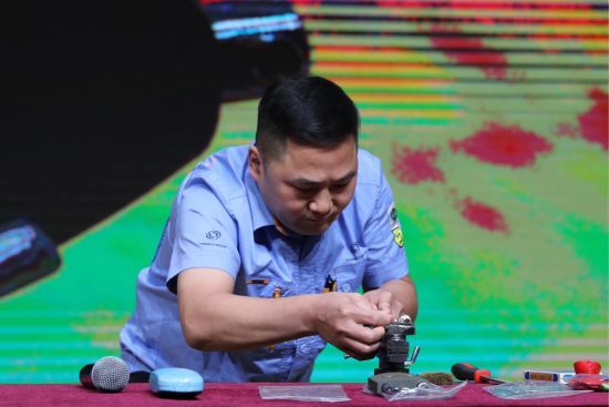 全国劳模、大国工匠张新停展示“盲配钥匙”的技术。 石芙蓉 摄