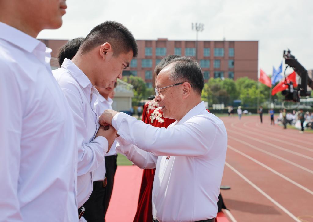 郭永存为新生代表佩戴校徽