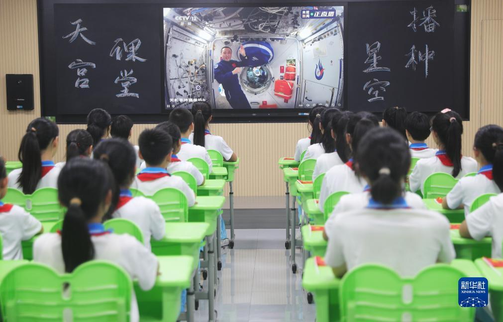 9月21日,在河北省秦皇岛市海港区燕秀里小学,学生收看“天宫课堂”第四课。新华社发(曹建雄摄)