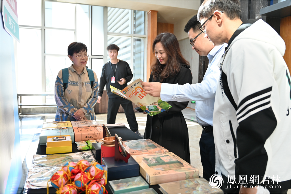来宾沉浸式、零距离感受华南五市非遗文创及特色旅游商品。凤凰网吉林 刘博义/摄