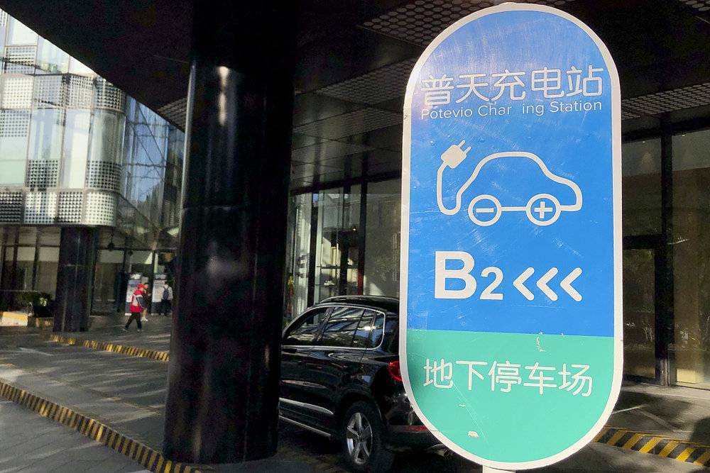 北京东直门，普天充电站电动车充电桩提示牌