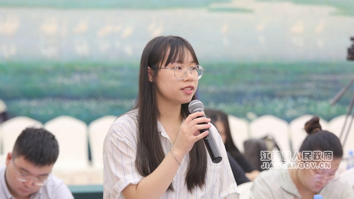 香港商报提问（文颖 摄）