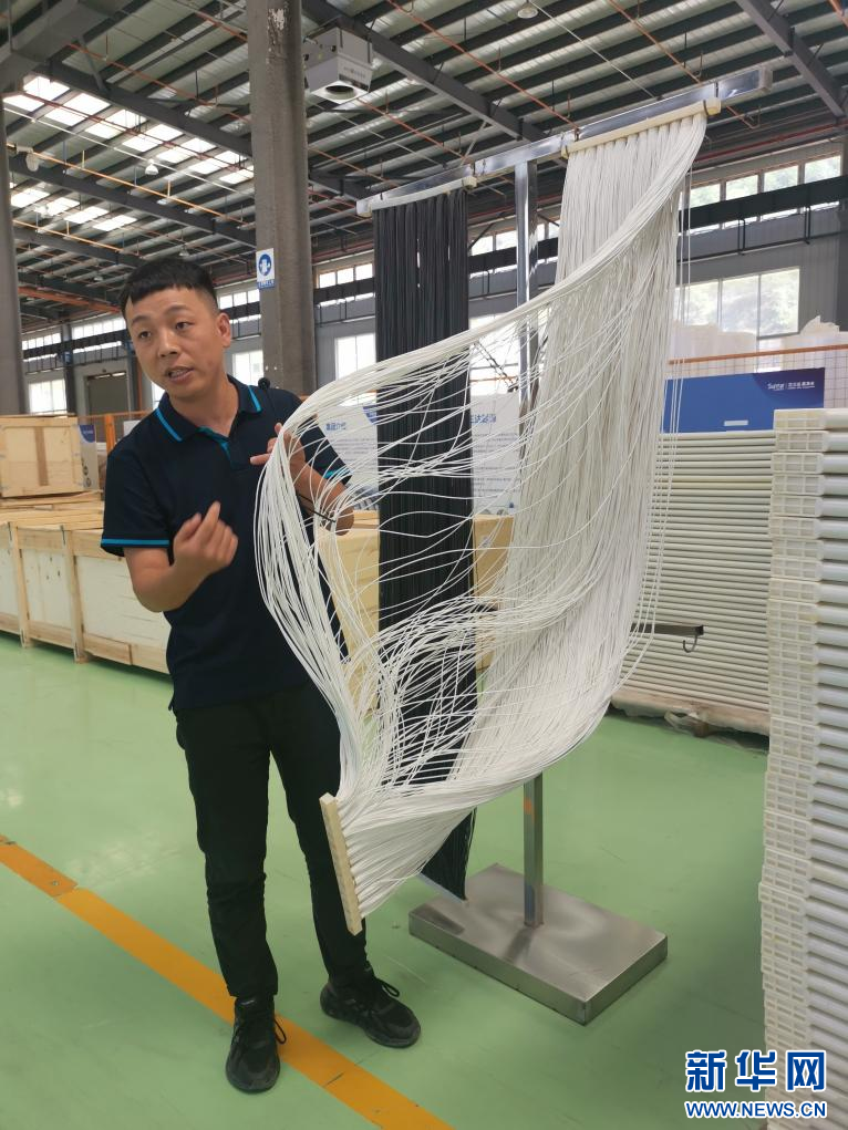 孙丰智在车间介绍膜产品。新华网 郝云菲摄