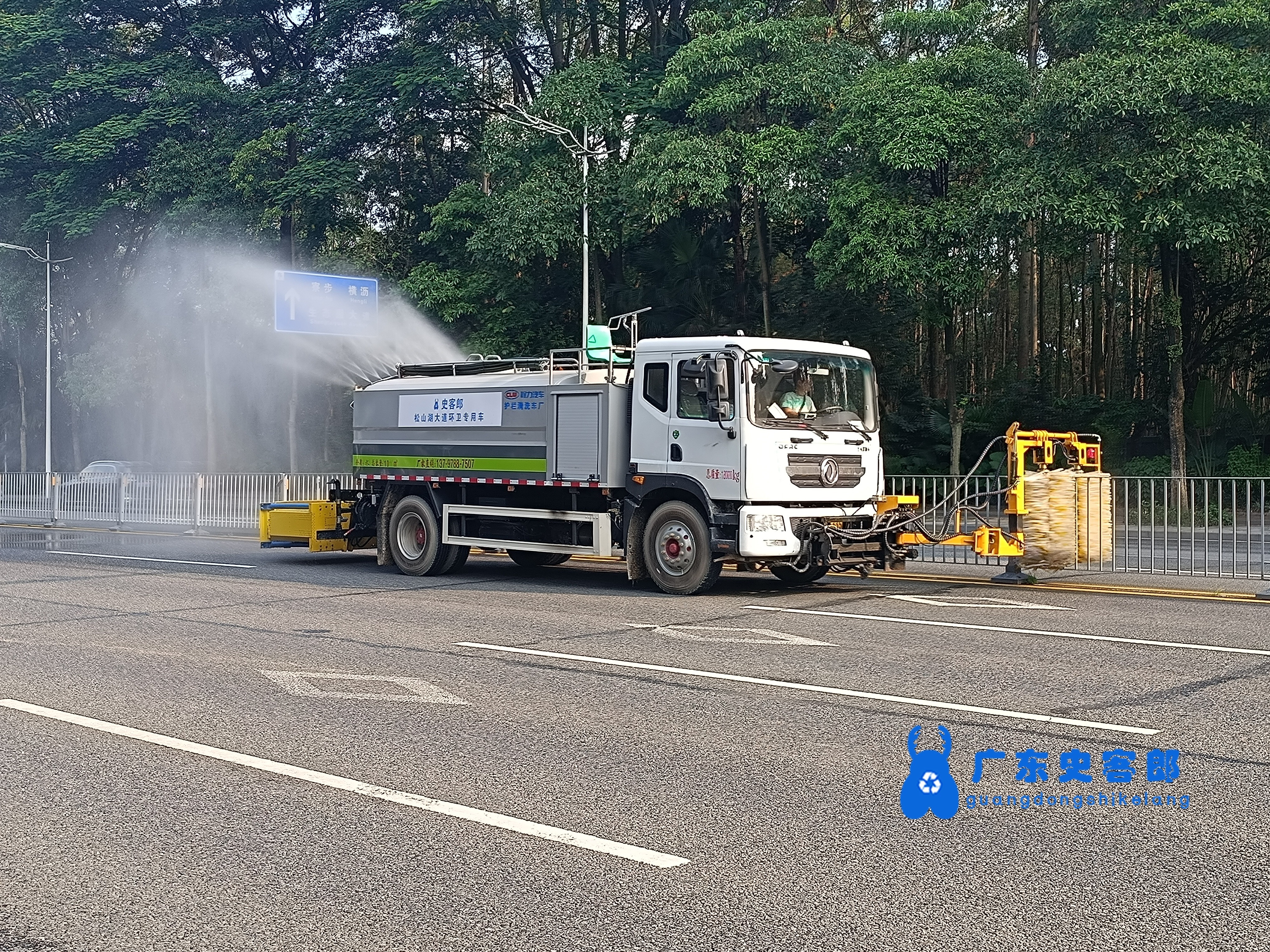 “人机结合”打造干净有序之城！东莞市直管道路环卫设备、安全应急作业演示推广现场会举行