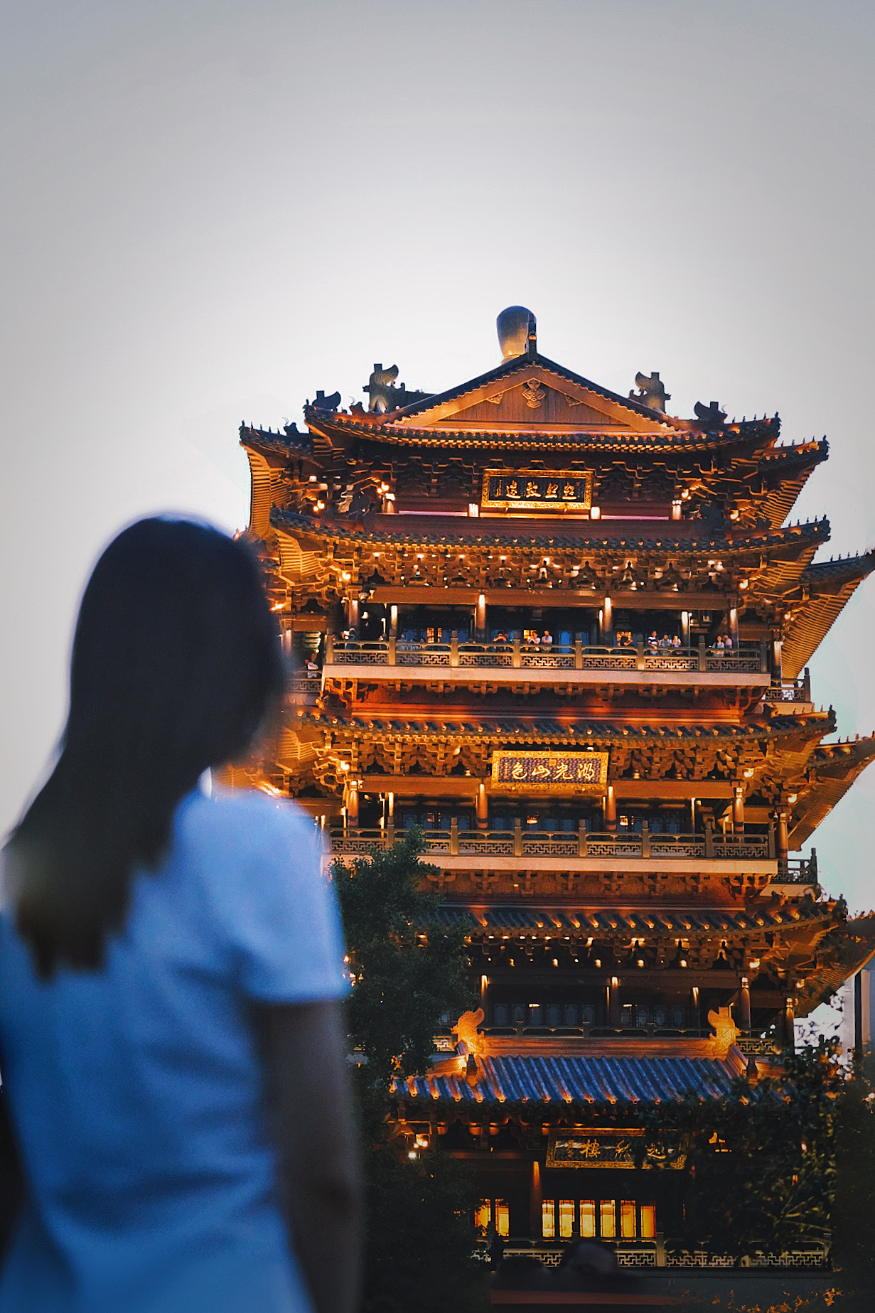 9月21日,游客在超然楼前留下的影像。