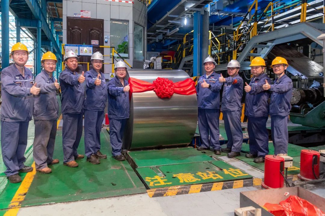 中国宝武新钢集团生产的0.1mm宽幅超薄高牌号无取向电工钢。林文韬/摄