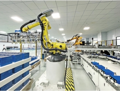 位于江夏区的中储科技锂电池智能储能PACK生产线上，机械臂正在有序工作。