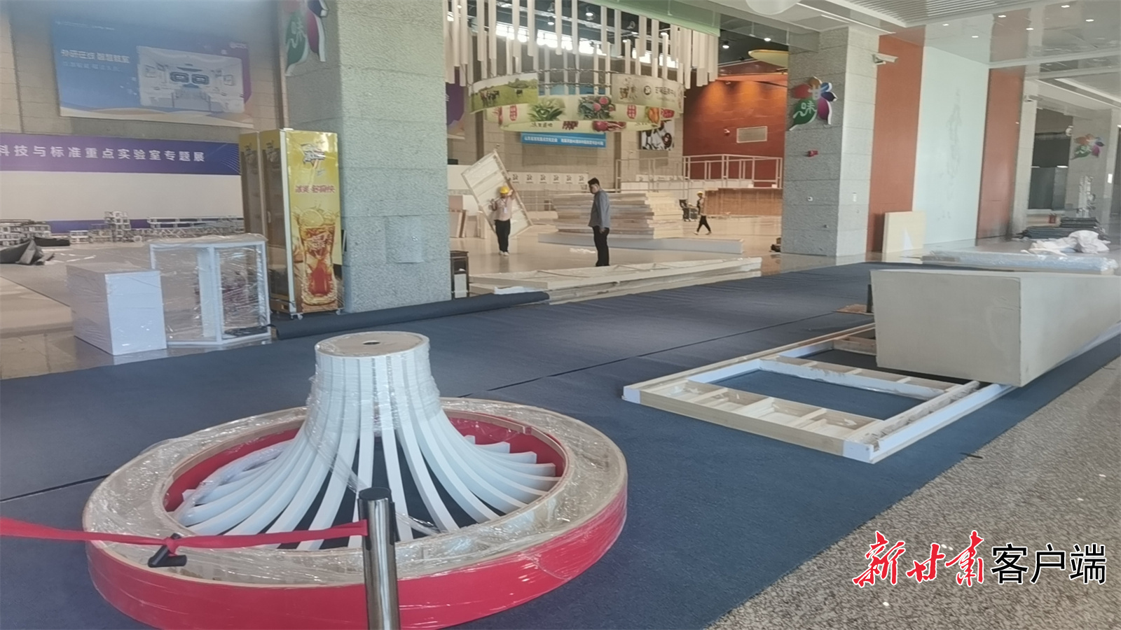 工作人员加班加点布置展台 图片均由敦煌市委宣传部提供