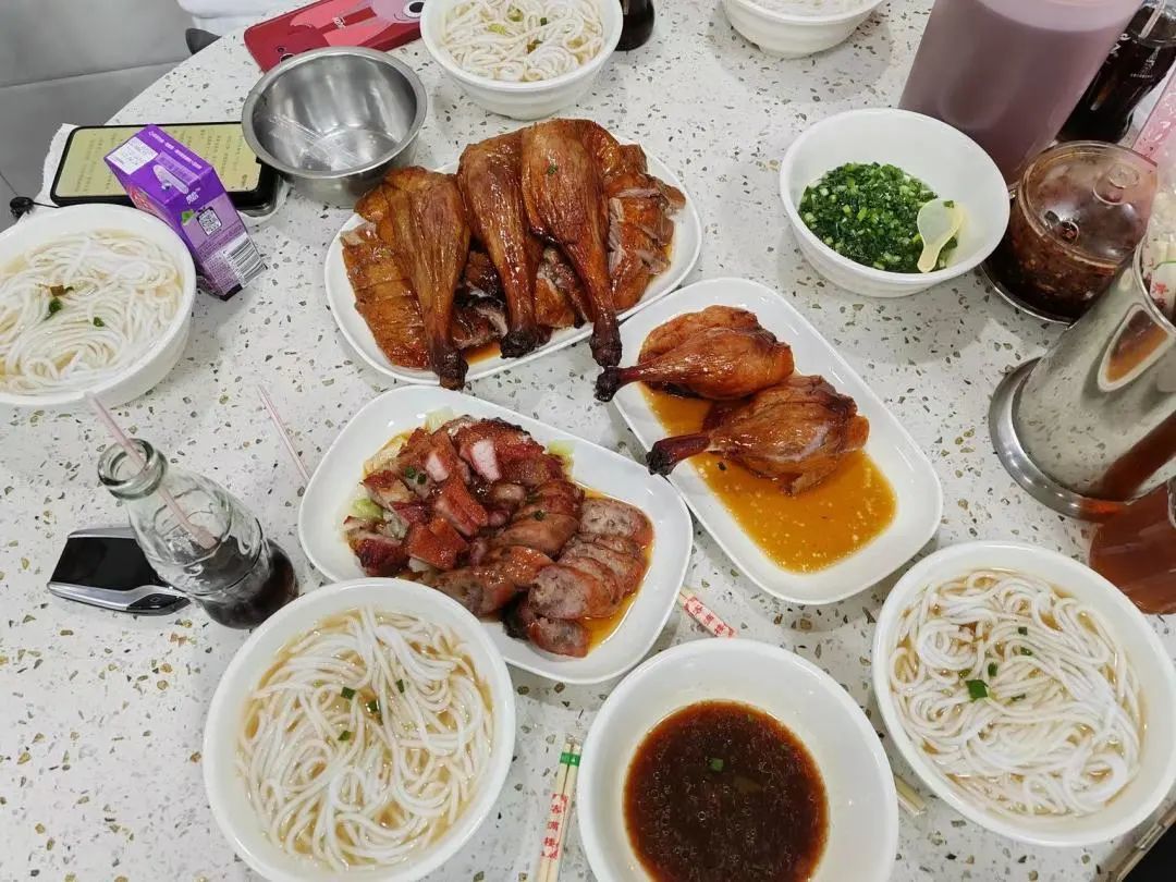 △三只一叠的是烧鹅腿，另外的是烧鸭腿，图/ @TT