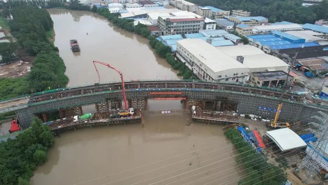 9月15日，南海区有轨电车里水示范段工程项目跨水口水道大桥主跨顺利合龙。