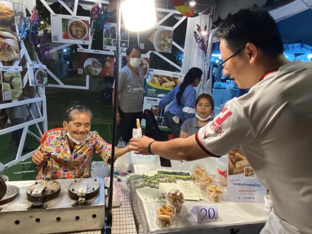 △碧武里,夜市慈祥的阿婆