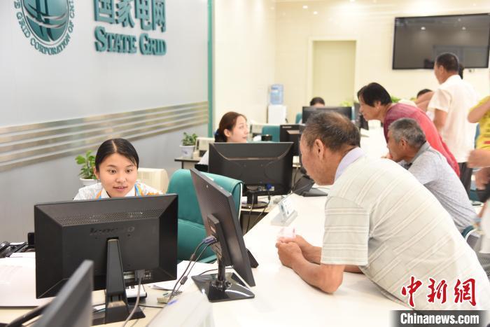 民众在国网菏泽市定陶区供电公司供电营业厅咨询家庭用电问题。定陶区融媒体中心 供图