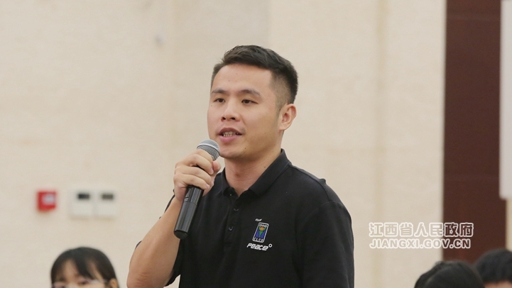 新华社提问（文颖 摄）