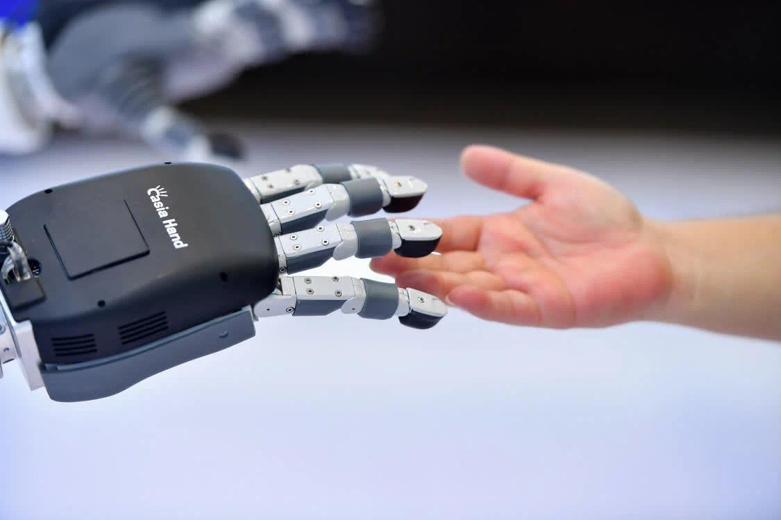 9月15日，参观者在2023世界计算大会专题展上和服务机器人互动。新华社记者 陈泽国 摄