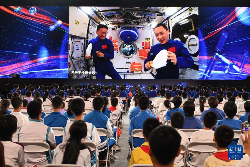 9月21日,在北京航空航天大学,学生收看“天宫课堂”第四课。新华社记者 鞠焕宗 摄