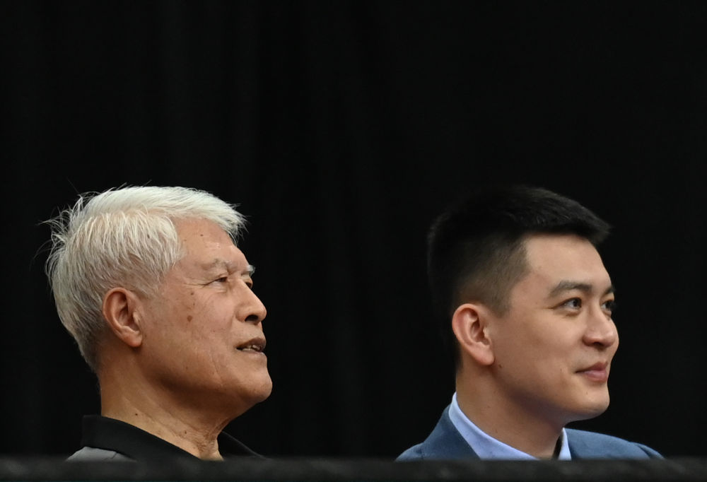 2021-2022赛季中国男子篮球职业联赛(CBA)常规赛中,时任辽宁本钢队主教练杨鸣与顾问蒋兴权(左)在场边观赛。新华社记者 孙凡越 摄
