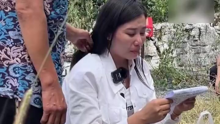 杨妞花到母亲坟前哭着念判决书