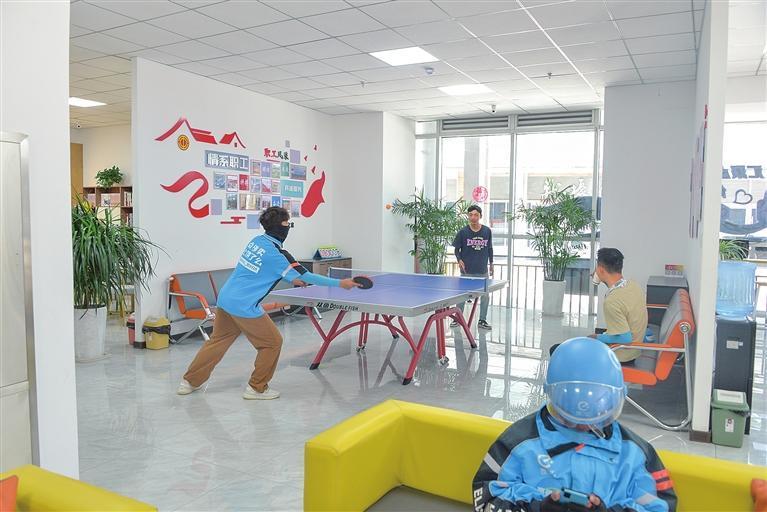 劳动者驿站里，新就业群体正在下五子棋、打乒乓球。