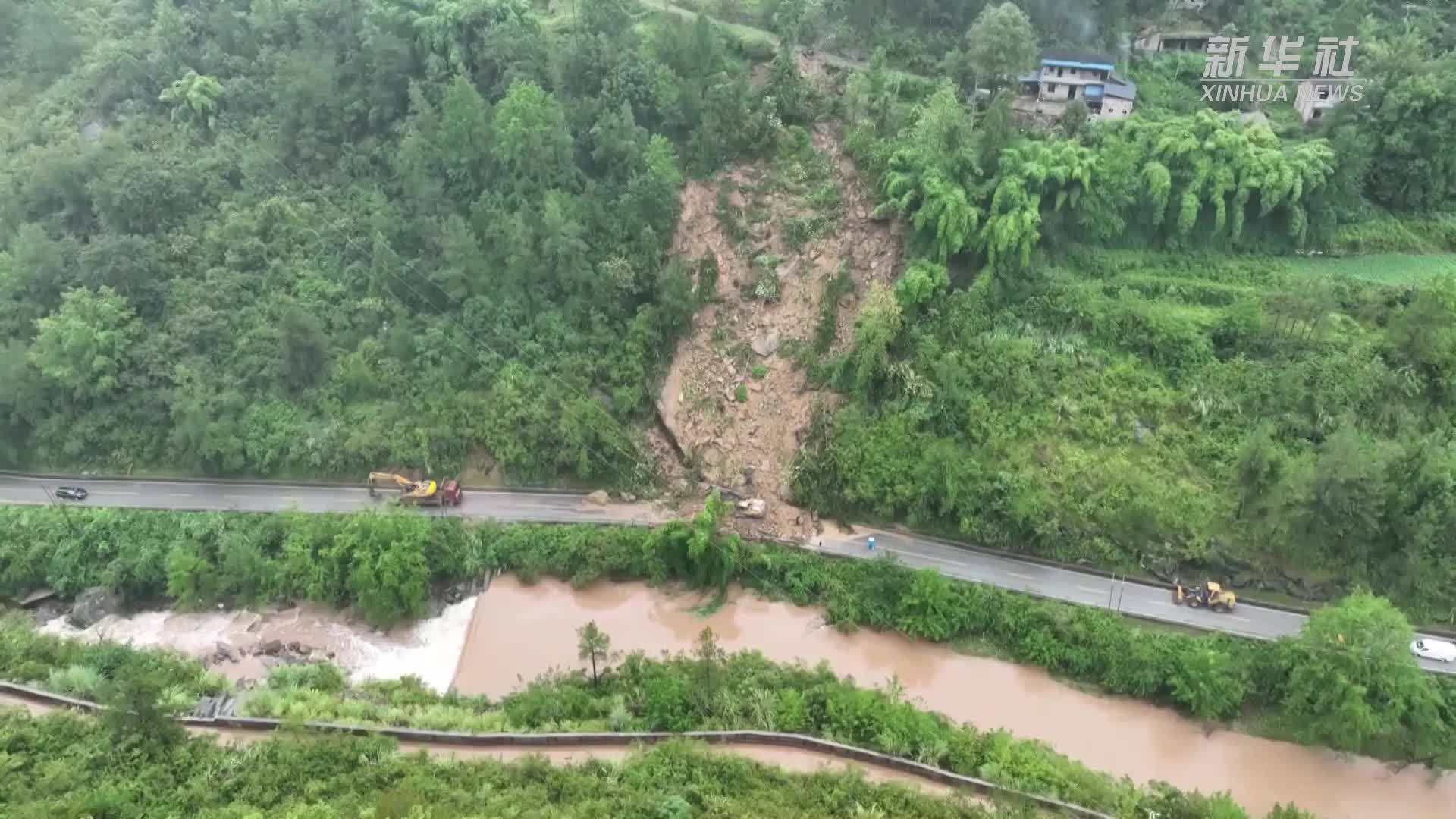 重庆云阳：强降雨致滑坡断道 交通部门紧急排险