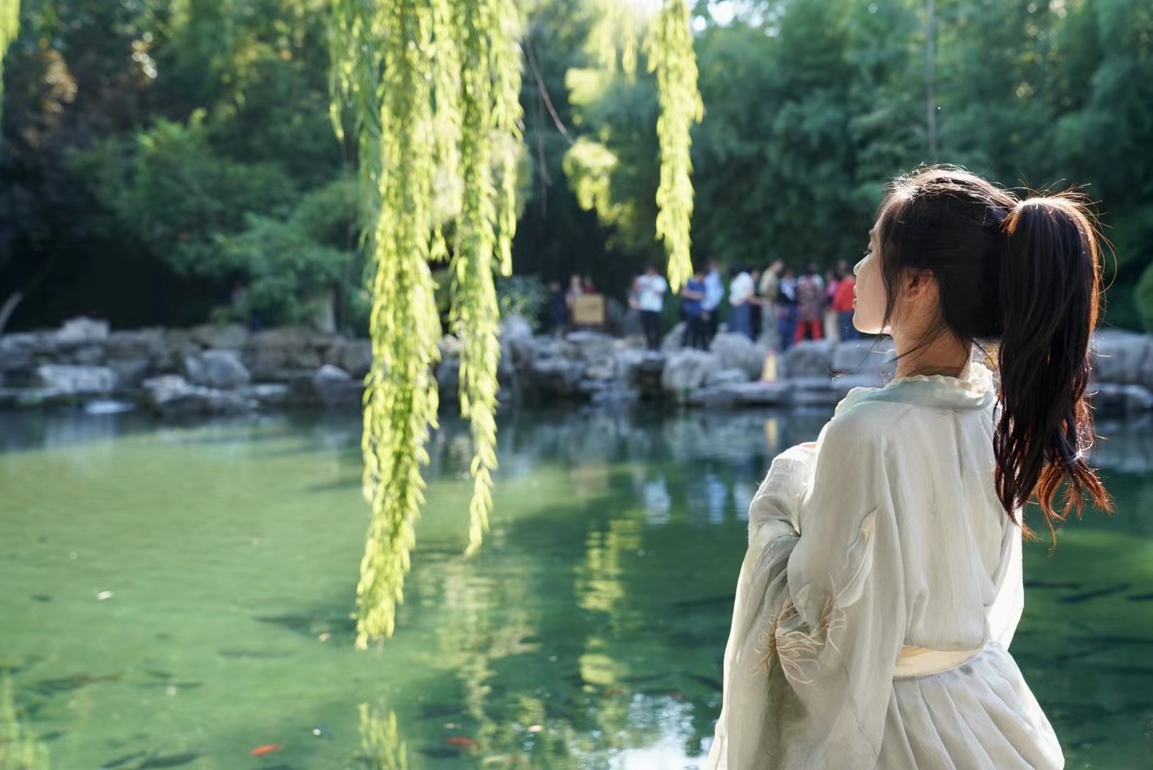 9月21日,在济南趵突泉拍照的年轻游客。