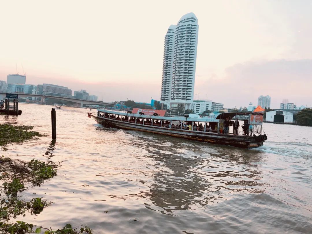 △湄南河畔的公交船