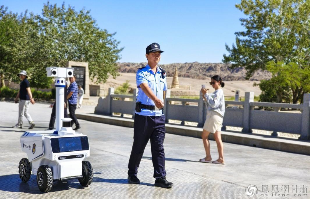 警用巡逻机器人“小莫”与民警一起在莫高窟景区执勤 敦煌市公安局莫高窟派出所供图