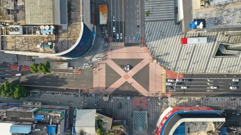 △全新升级的粉红斑马线。