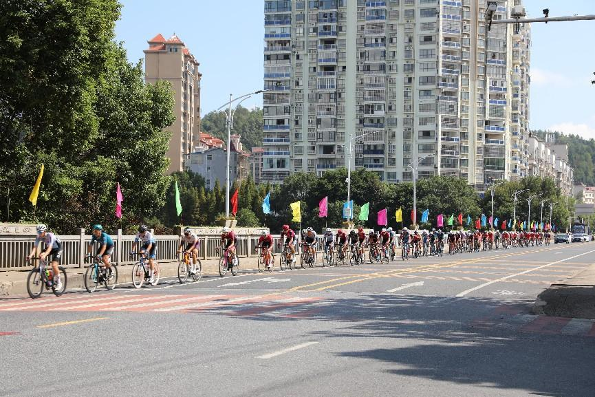 参赛车队驶过上犹县希望大桥