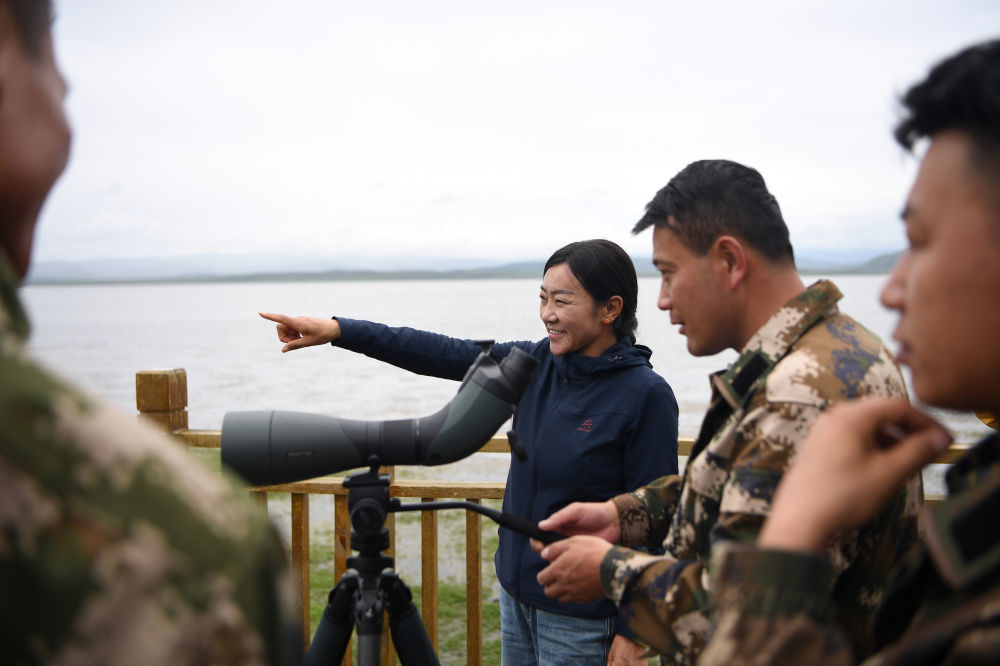 甘肃尕海则岔国家级自然保护区管护中心尕海保护站站长香毛吉（右三）和同事在保护区内巡护　新华社记者　方欣　摄