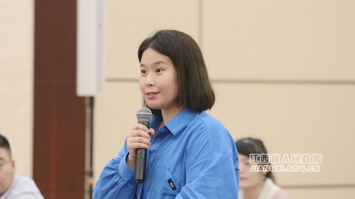 央广网提问（文颖 摄）