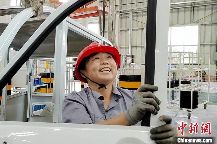 10余万人的电动车从业大军成为丰县电动车产业发展一大优势。朱志庚摄