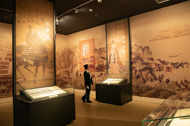 9月7日，嘉宾在甘肃简牍博物馆展厅内参观。