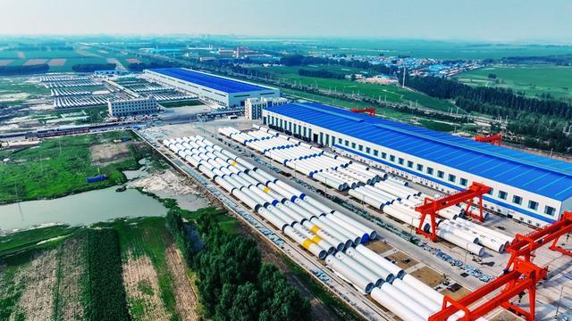 青岛天能塔筒扩产项目，投资2.95亿元，年实现产值8亿元，利税4000万元，安置就业300人。 (李晓明 摄)
