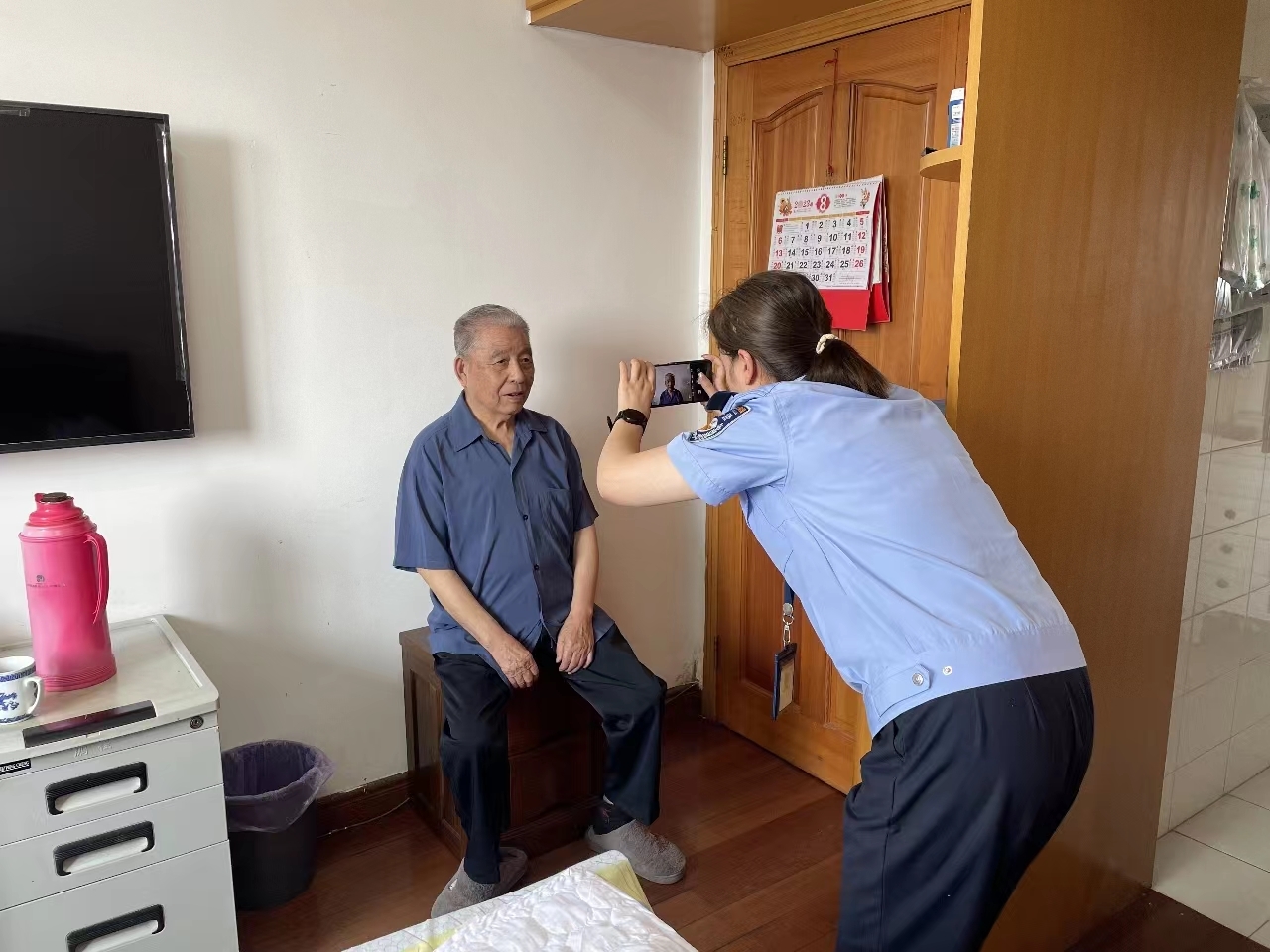 九旬老兵换身份证 民警上门补办送证