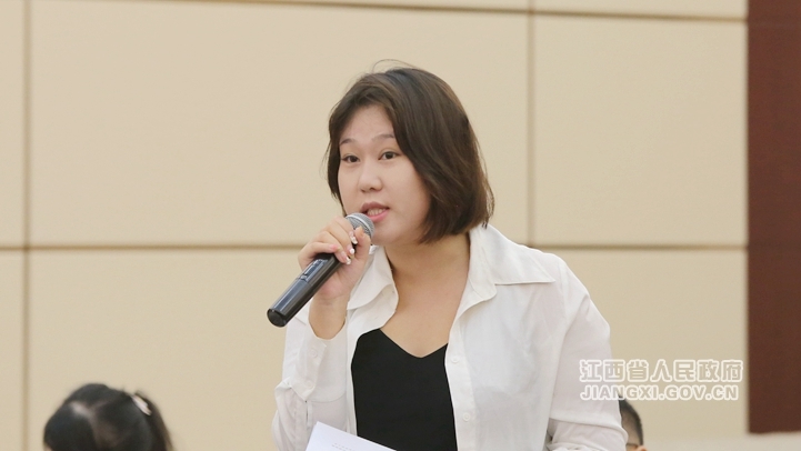 江南都市报提问（文颖 摄）