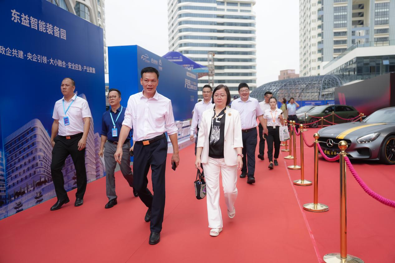 塘厦镇副镇长陈广莲,塘厦镇经济发展局总支部委员罗后祥,中国凯利集团