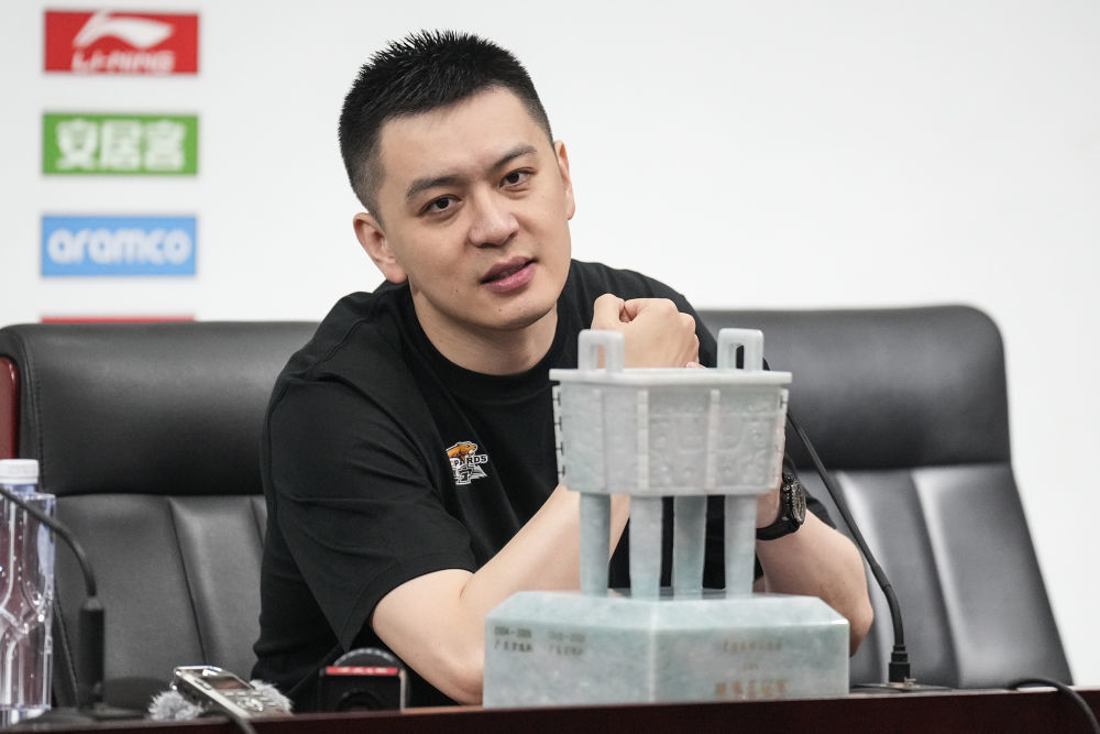辽宁队在2022-2023赛季中国男子篮球职业联赛(CBA)总决赛中夺冠。时任主教练杨鸣在赛后参加新闻发布会。新华社记者 潘昱龙 摄