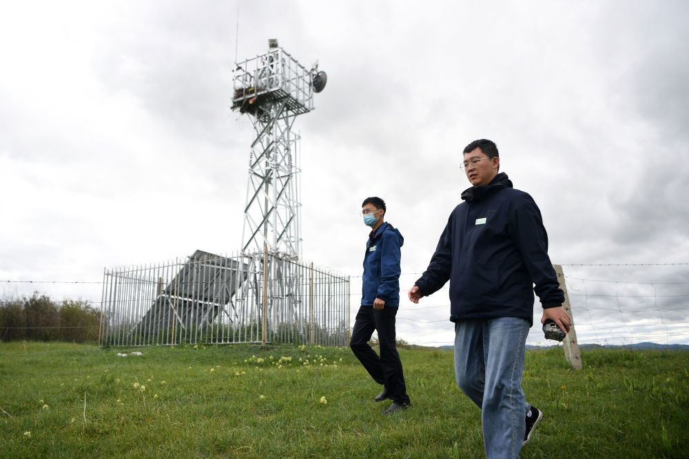 甘肃黄河首曲国家级自然保护区管护中心曼日玛保护站工作人员王佳阳（右）和同事在保护区内巡护　新华社记者　陈斌　摄