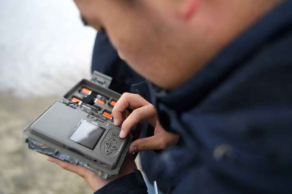 甘肃黄河首曲国家级自然保护区管护中心曼日玛保护站的工作人员在保护区内检查红外相机的工作情况　新华社记者　方欣　摄