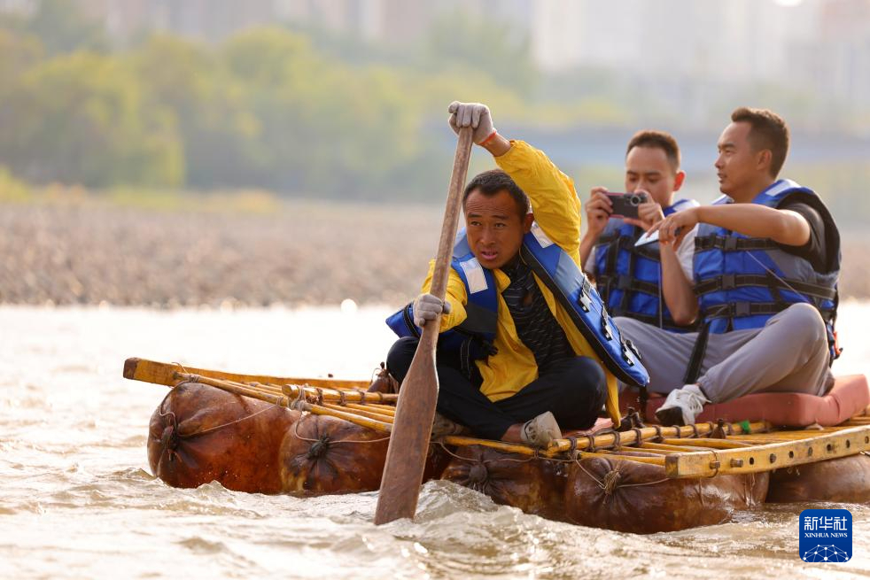 9月5日,牛强带着游客在黄河甘肃兰州段体验羊皮筏子.
