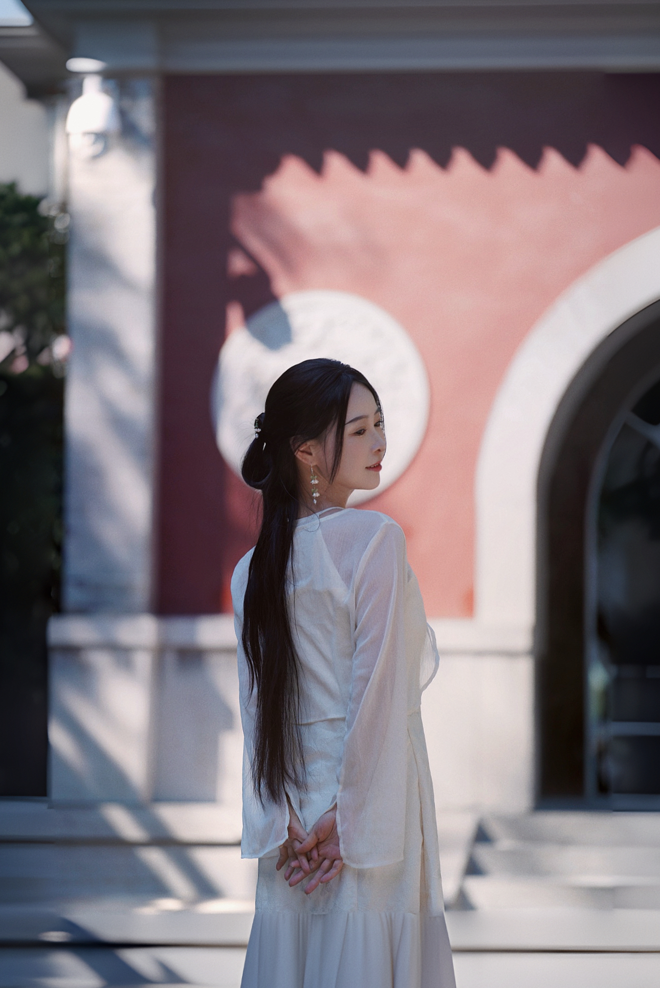 9月21日,济南千佛山上的年轻游客。