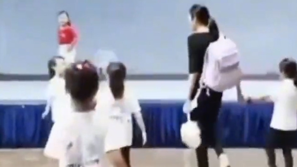 家长怀疑孩子被欺负冲进学校恐吓师生，教育局介入调查_凤凰网资讯_凤凰网