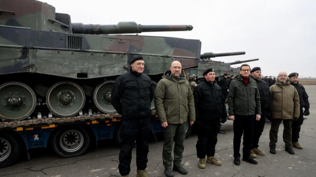 波兰对乌态度的转变将令乌克兰徒增一处关键的软肋（图为今年3月波兰向乌克兰交付首批军援的“豹2A4”坦克，右2为时任乌克兰防长列兹尼科夫）