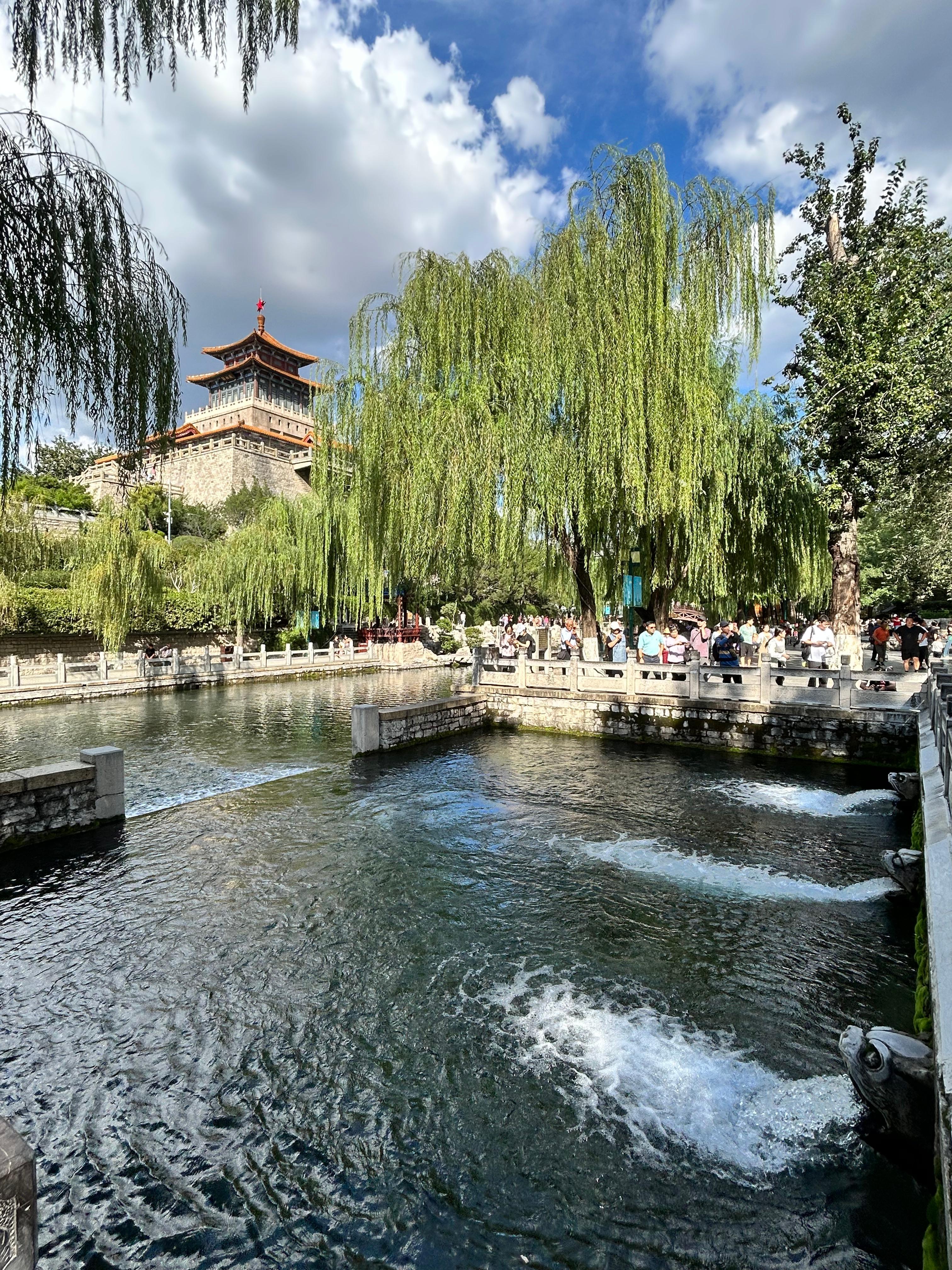 9月20日，黑虎泉和解放阁边游人如织。 本文摄影 澎湃新闻记者 王珏玮