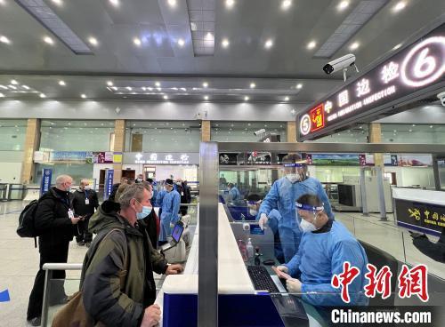 1月8日上午，在吉林省珲春公路口岸内，边检民警为俄罗斯旅客办理入境手续。(资料图)查皓文 摄
