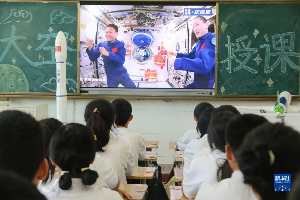 9月21日,在山东省高密市文昌中学,学生收看“天宫课堂”第四课。新华社发(李海涛摄)
