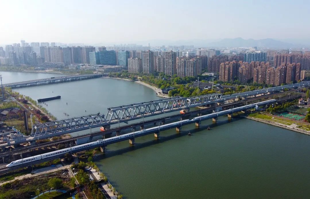 列车经萧甬铁路或杭甬高铁到达庄桥后,得以进入宁波站